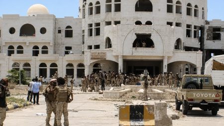 اليمن.. مسلحون يختطفون حافلة ركاب تقل مسافرين من تعز في منطقة أمصرة