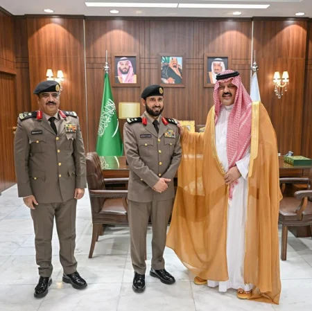 أمير حائل يُقلّد نائب مدير شرطة المنطقة والضباط رتبتهم الجديدة – أخبار السعودية