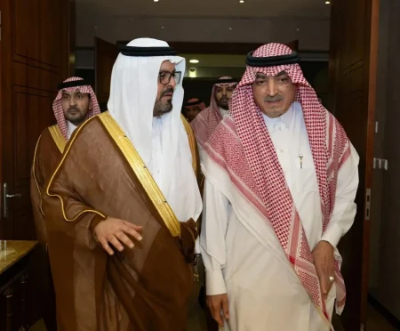 سعود بن مشعل ومحمد بن عبدالرحمن يواسيان أسرة الصيرفي في فقيدها – أخبار السعودية
