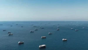 التصعيد العسكري في الخليج: اعتراض صواريخ واستنفار أمني