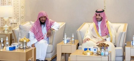 متعب بن مشعل يواسي الزهراني في وفاة ابنه وينقل تعازي أمير المنطقة – أخبار السعودية