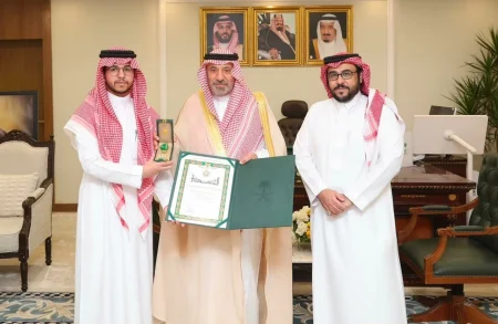 أمير نجران يُسلّم مواطناً وسام الملك عبدالعزيز من الدرجة الثالثة – أخبار السعودية