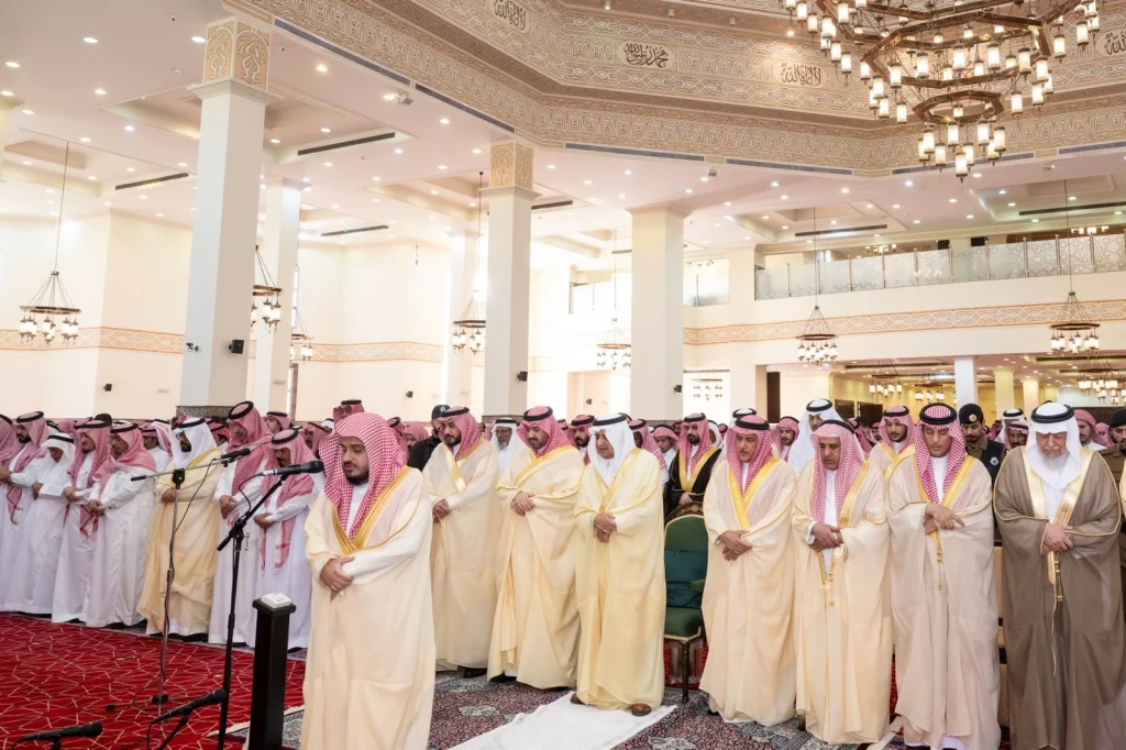 أمير تبوك ونائبه يؤديان صلاة الميت على العطوي – أخبار السعودية