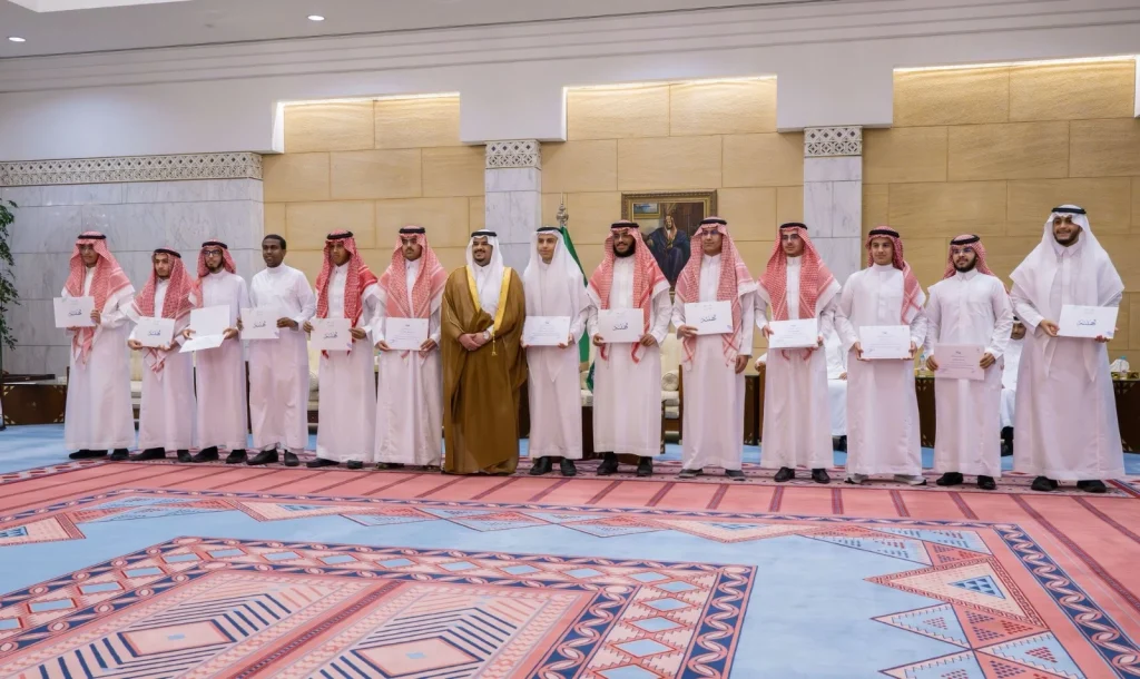 نائب أمير الرياض يكرّم 69 طالباً وطالبة لتفوقهم العلمي والتحصيلي – أخبار السعودية