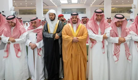 نائب أمير الرياض يؤدي صلاة الميت على سليمان العباد – أخبار السعودية