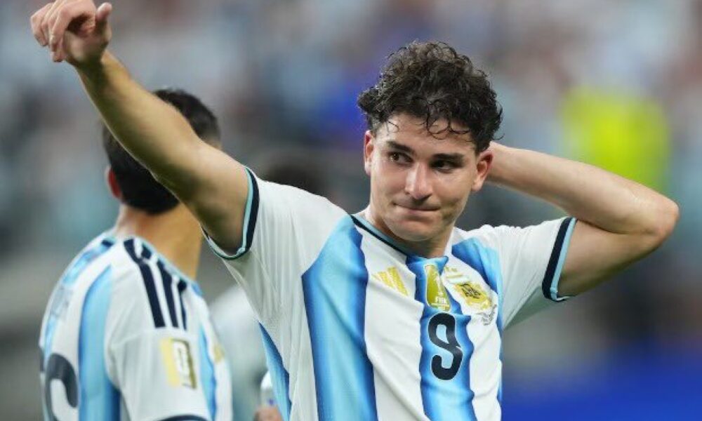أتلتيكو مدريد يرفض بيع جوليان ألفاريز إلى برشلونة