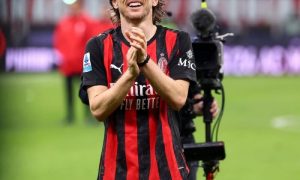 لوكا مودريتش يجدد عقده مع ميلان الإيطالي حتى 2027