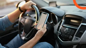 غرامة تصل إلى 900 ريال.. «المرور» تحذر من استخدام الجوال أثناء القيادة