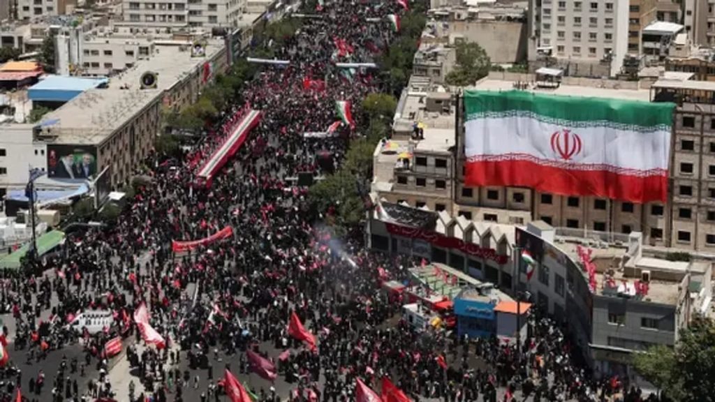 خامنئي يُوارى الثرى وسط حشود وشعارات ثورية