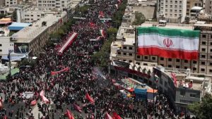 خامنئي يُوارى الثرى وسط حشود وشعارات ثورية