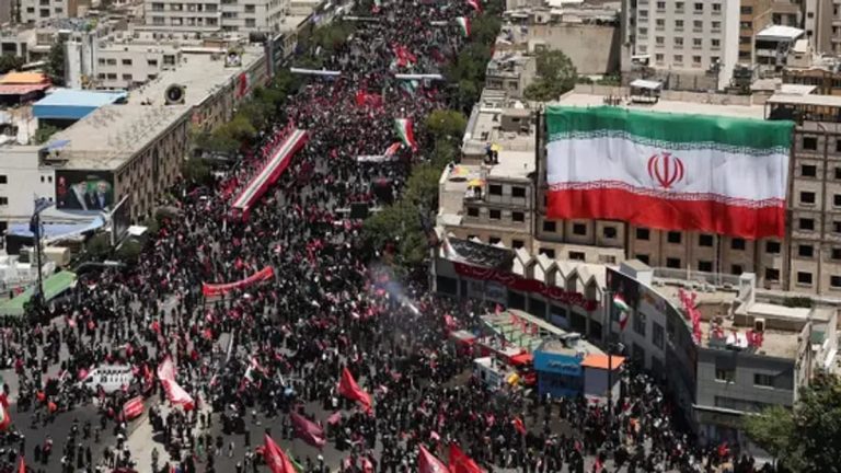 خامنئي يُوارى الثرى وسط حشود وشعارات ثورية