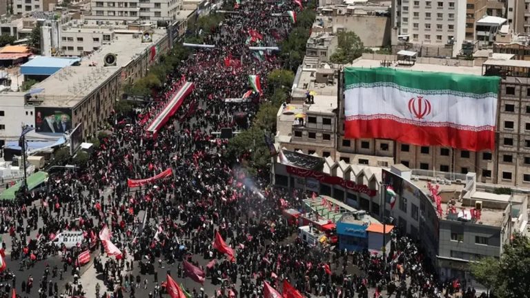 دفن خامنئي في مشهد وسط مراسم حاشدة.. وغموض يحيط بظهور مجتبى