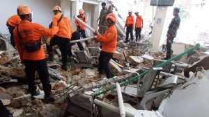 إندونيسيا تجلي آلاف السكان بعد زلزال أمس الذي أودى بحياة 53 شخصًا