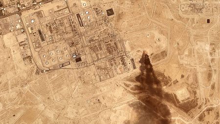 هجوم الحوثيين في اليمن يقتل 11 ويستهدف مصفاة سعودية