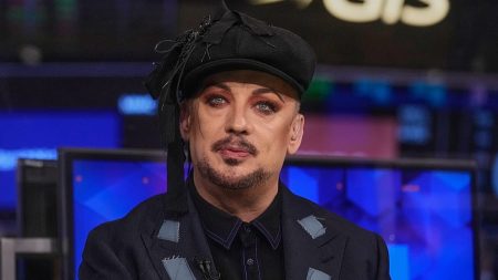 “مقزز”: “بوي جورج” يواجه انتقادات حادة بسبب أغنيته المؤيدة لإسرائيل