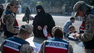 عودة السوريين من تركيا تتسارع بعد سقوط الأسد.. وزير يكشف أرقاماً لافتة
