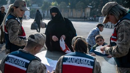 عودة السوريين من تركيا تتسارع بعد سقوط الأسد.. وزير يكشف أرقاماً لافتة