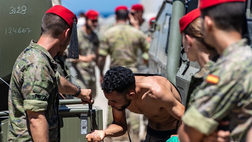 أزمة المهاجرين في سبتة: إصابة جندي في هجوم جديد وإلغاء مظاهرة خشية “تحريض اليمين المتطرف”