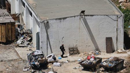 وسط تنديد شديد.. إسرائيل تخلي مركز تدريب للأونروا في القدس الشرقية وترفع علمها فوق مقره