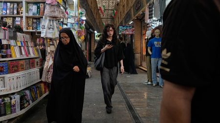 طهران تعلن تحويل 7.5 مليارات دولار كـ “عائدات نفطية” وتؤكد تأمين نفقاتها رغم الحصار البحري الأمريكي