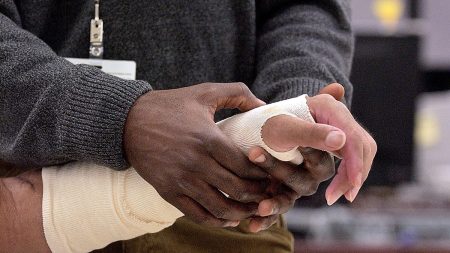 دراسة تكشف دورًا غير متوقع للعضلات في التئام كسور العظام.. ما الذي يحدث بعد الإصابة؟