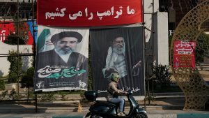 مباشر – خامنئي يعيد ترتيب القيادة العسكرية الإيرانية.. وترامب يطالب طهران بتعويضات
