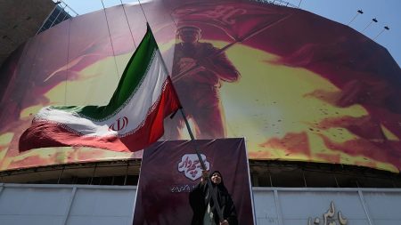 مباشر – قطر تتحرك دبلوماسيًا لخفض التصعيد بين طهران وواشنطن.. وناقلة تتعرض لضربة في خضم أزمة هرمز