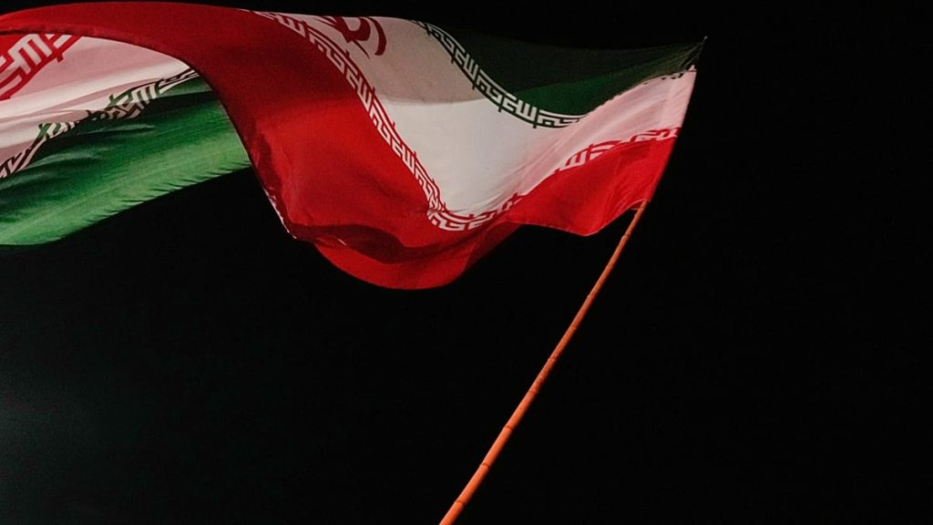 اتصالات سرية وقوائم ترحيل.. رسائل تكشف تفاصيل التواصل بين واشنطن وطهران