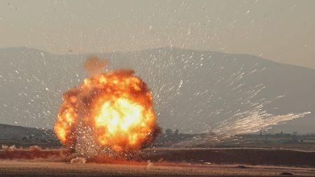 قنبلة داخل “كيس خردة” تودي بحياة عنصر أمن وتصيب مدنيين في ريف حمص