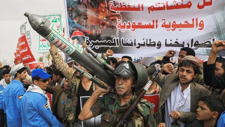 تصعيد جديد في البحر الأحمر.. “الحوثيون” يعلنون استهداف ناقلة نفط سعودية