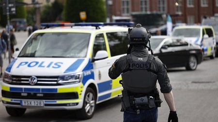 مقتل شخص وإصابة 3 آخرين في هجوم بالسيف داخل مدرسة في السويد.. والشرطة توقف المنفّذ