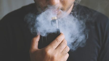 دراسة تكشف الوجه الآخر للسجائر الإلكترونية.. كيف تؤثر في حياة الشباب اليومية؟