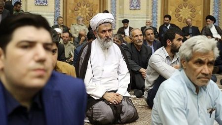 طهران تعيد رجل دين قمع احتجاجات 2009 لقيادة قوات البسيج