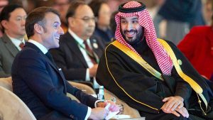 ماكرون يستقبل بن سلمان في زيارة تجمع الرياضات الإلكترونية والشراكة الاستراتيجية.. هل يُطرح ملف خاشقجي؟
