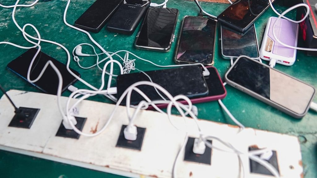 مع بدء العام الدراسي الجديد.. فرنسا تعتزم حظر الهواتف المحمولة في المدارس الثانوية