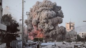 غارة على غزة تقتل 6 فلسطينيين.. وإسرائيل تتحدث عن استهداف قادة في حماس