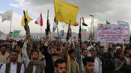 عشرات القتلى ومخاوف من انهيار الهدنة: الحوثيون يصعّدون هجماتهم الصاروخية على اليمن والسعودية
