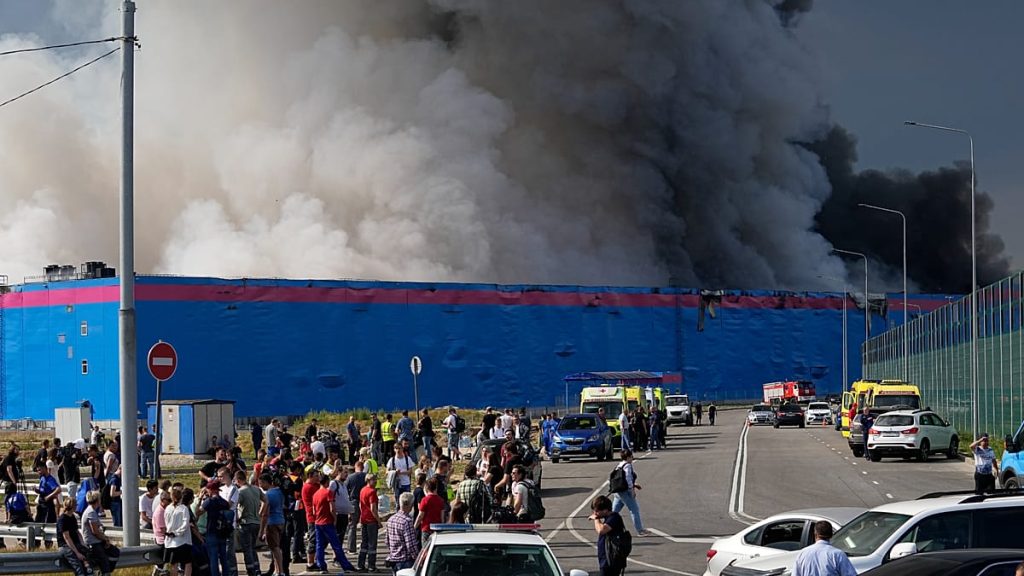 فيديو. حريق مستودع قرب سانت بطرسبرغ مع استهداف أوكرانيا مواقع أوزون