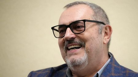 “أنا حيّ وحُر”.. المعارض بوريس ناديجدين يعلن فراره من روسيا إلى فرنسا