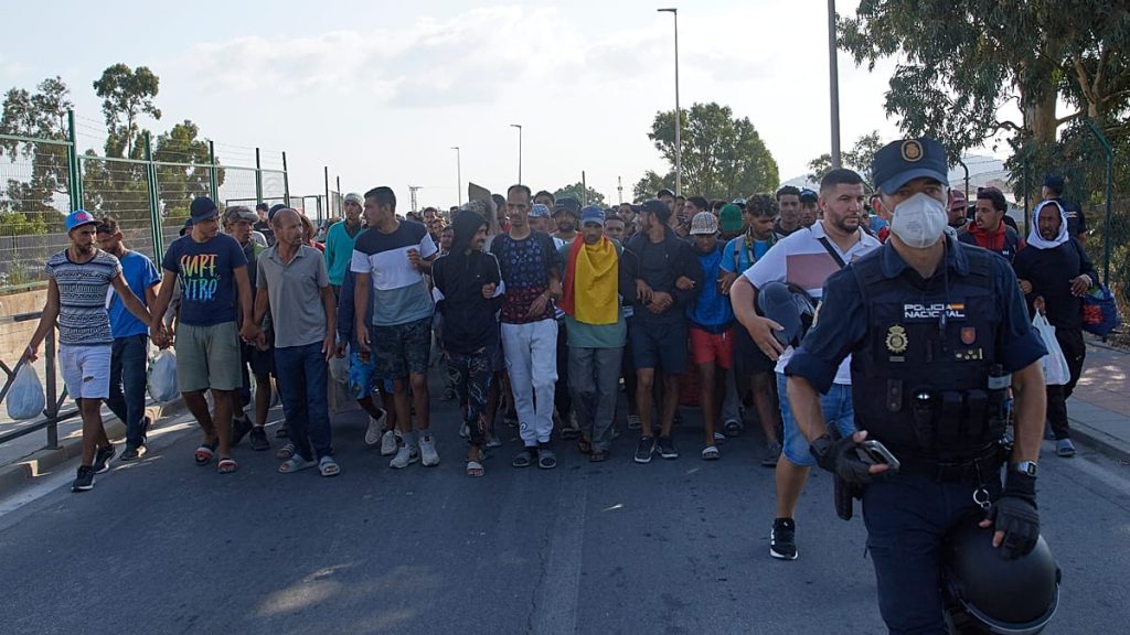 الأمور على وشك الانهيار في سبتة.. إسبانيا تستغيث بـ “فرونتكس” و”يوروبول” لمواجهة تداعيات تدفق المهاجرين