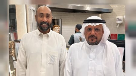 نائب أمير القصيم يفاجئ الشاب أيمن صالح بزيارة مطعمه في عنيزة
