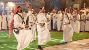 «فن العرضة» بالباحة.. لوحة إبداعية تجسد ثراء وتنوّع الموروث الشعبي