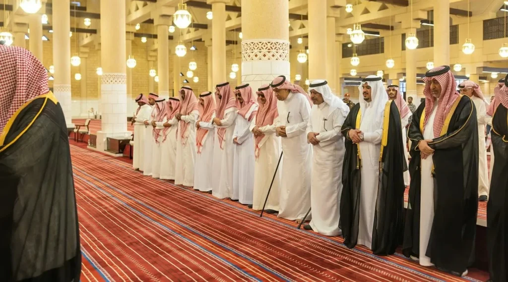 نائب أمير الرياض يؤدي الصلاة على والدة حمود بن سعود – أخبار السعودية