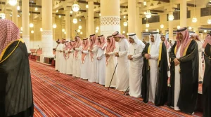 نائب أمير الرياض يؤدي الصلاة على والدة حمود بن سعود – أخبار السعودية