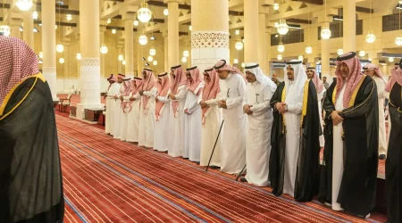 نائب أمير الرياض يؤدي الصلاة على والدة حمود بن سعود – أخبار السعودية
