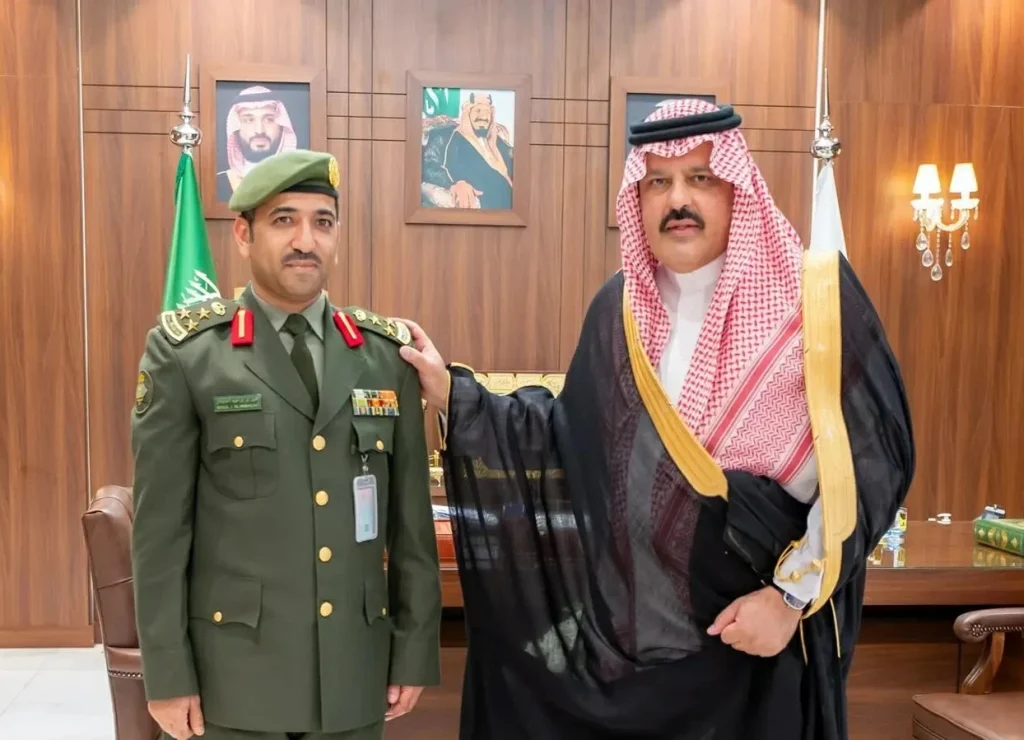 أمير حائل يقلّد مدير جوازات المنطقة المكلّف رتبته الجديدة – أخبار السعودية