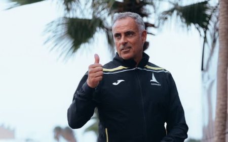 غوميز يحذر من ضغط المباريات قبل مواجهة الهلال والخليج
