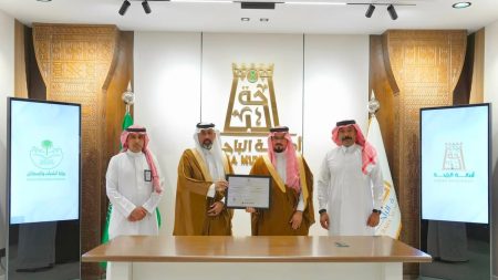 نحو منشآت أكثر أمانًا.. الهلال الأحمر يمنح أمانة الباحة شهادة الامتثال للسلامة الإسعافية