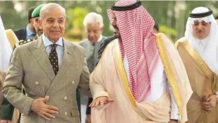 كاتب: زيارة رئيس وزراء باكستان للرياض تعكس عمق العلاقات السياسية والاستراتيجية