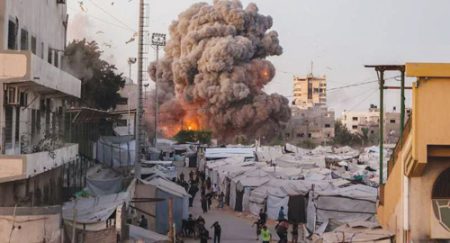 قصف الاحتلال الإسرائيلي يستهدف مركبة بوسط غزة ويخلف شهداء